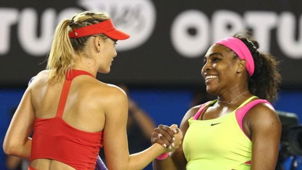 Zľava Maria Šarapovová a Serena Williamsová