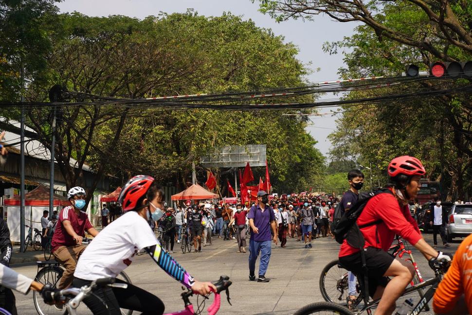 Na bicykli aj pešky - tisícky ľudí vyšli do ulíc