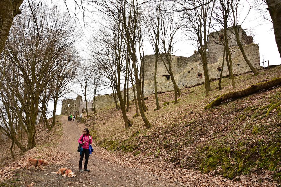 pohľad so severnej trasy (dĺžka 2,5 km) - vstupna brána do predhradia