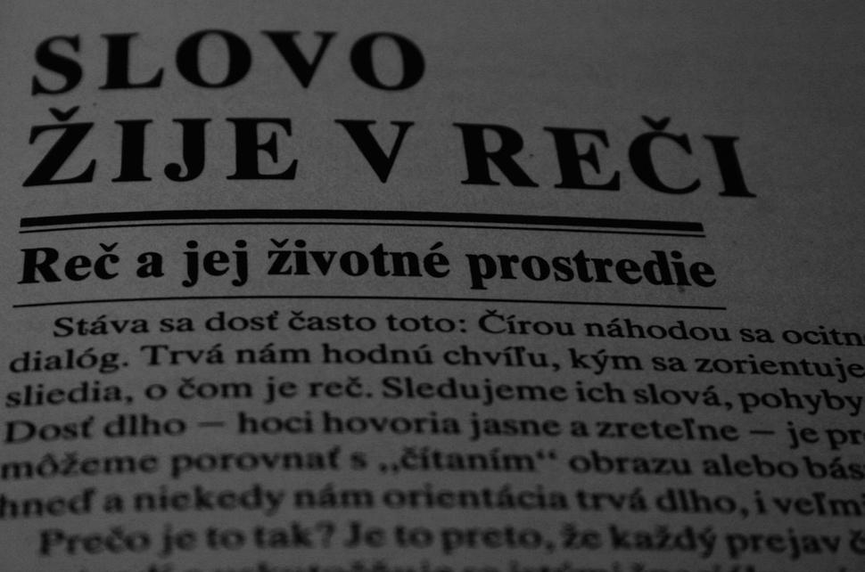 Článok je ilustrovaný fotografiami detailov strán v knihe Jazyk a reč (Jozef Mistrík - vydali Mladé letá, 1984, vydanie prvé).