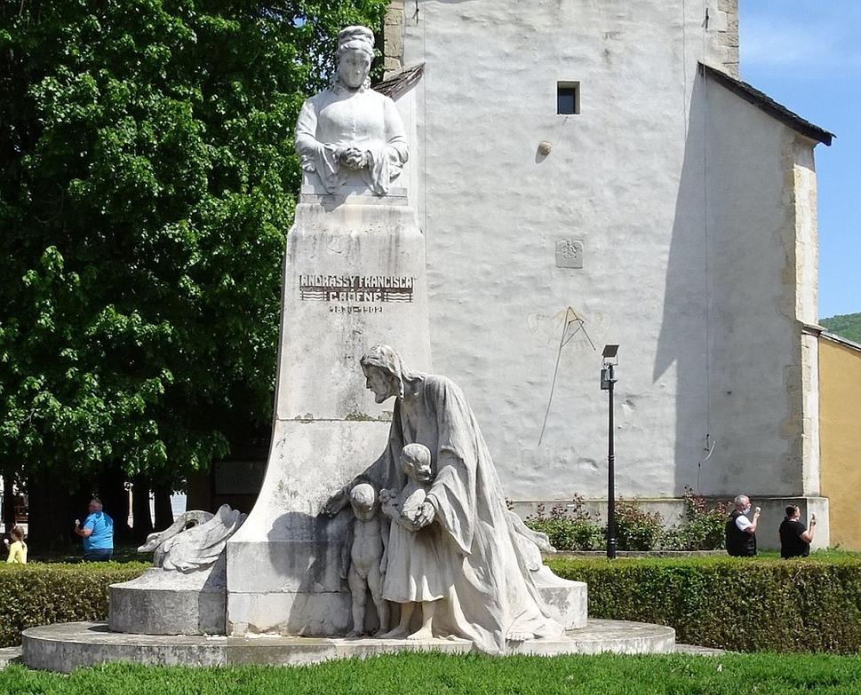 O tom, že strážna veža zažila i skutočne krušné chvíle, svedčí turecká delová guľa, ktorú možno dodnes vidieť v jej južnej fasáde. V blízkosti delovej gule sa nachádza renesančná kamenná tabuľa z doby postavenia veže s dobovou podobou erbu mesta.