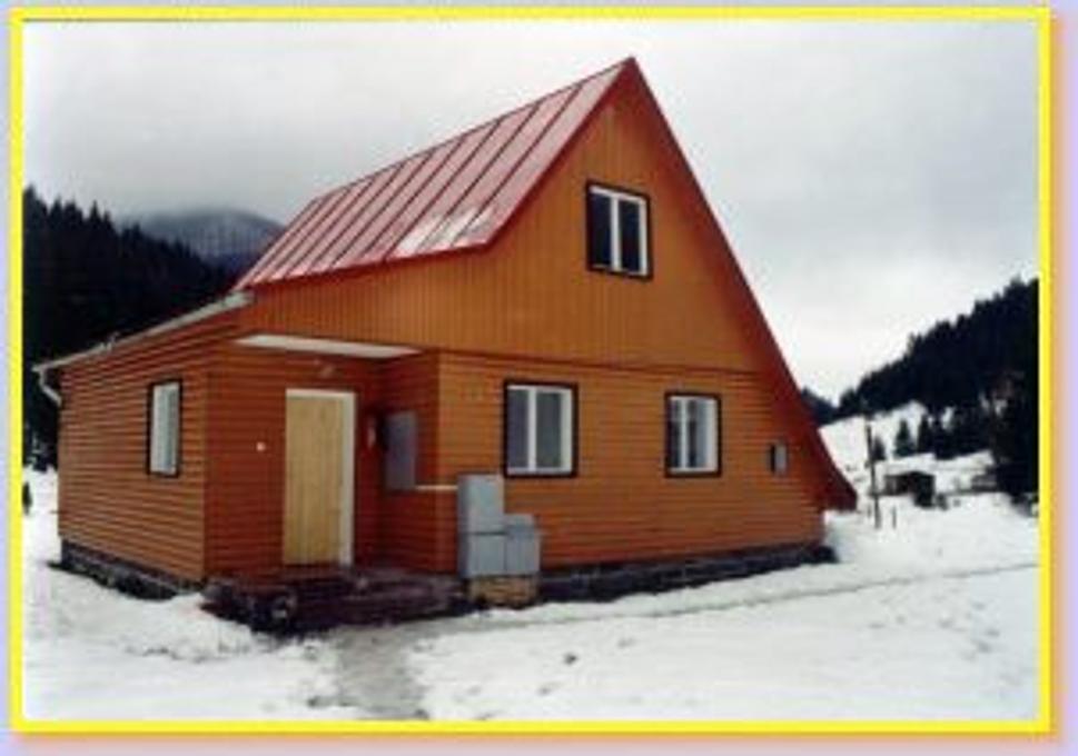 Chatky, v ktorých sme bývali v Rajeckej Lesnej zdá sa ešte stoja.