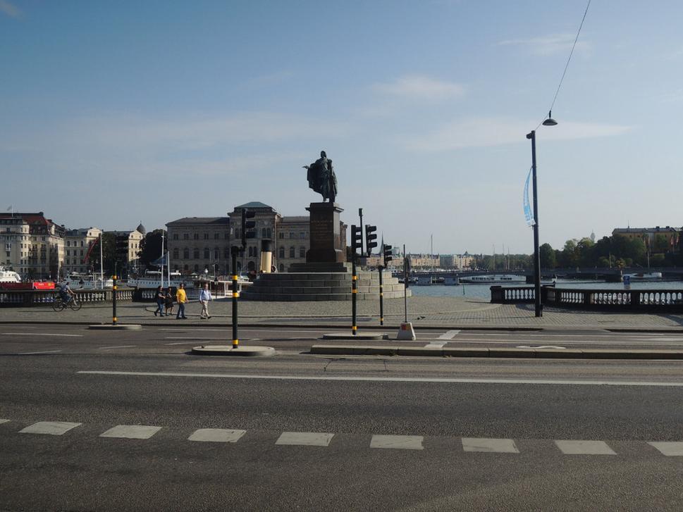 Socha kráľa Gustava III. pri zadnom vchode kráľovského paláca na ulici Skeppsbron