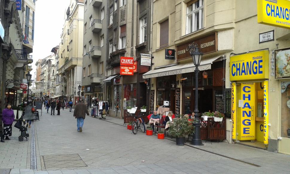 Váci utca - ľudia sedia vonku aj keď je už polovica novembra.