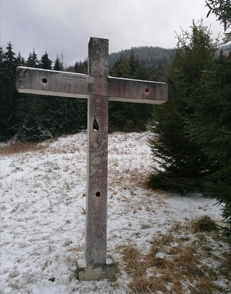 Ježiš na kríži zomiera