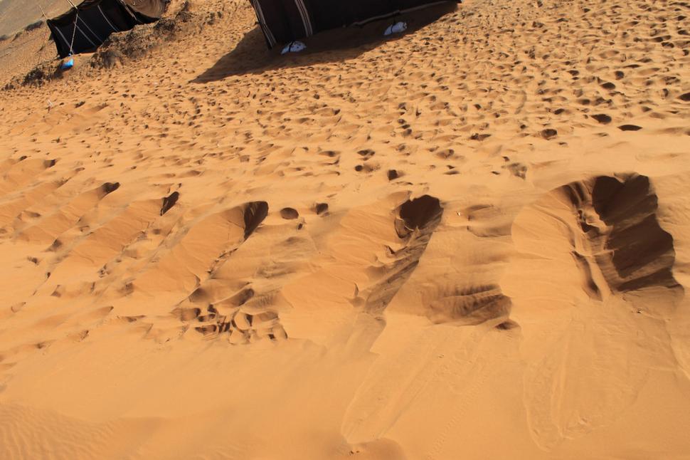 Sand bath- pieskový kúpeľ. Putujú sem ľudia z celého Maroka, aby sa mohli zahrabať do piesku na 10-151 minút a ozdravili tak svoje telo