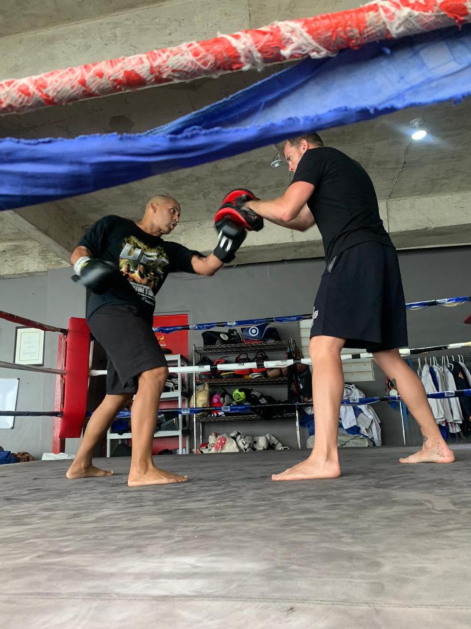 lapy s bojovníkom MMA v Portorickom gyme