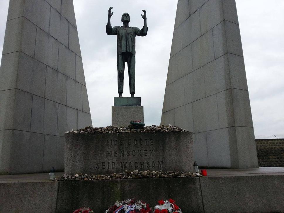 Český pamätník s heslom vhodným do každej doby: LIDÉ BDĚTE