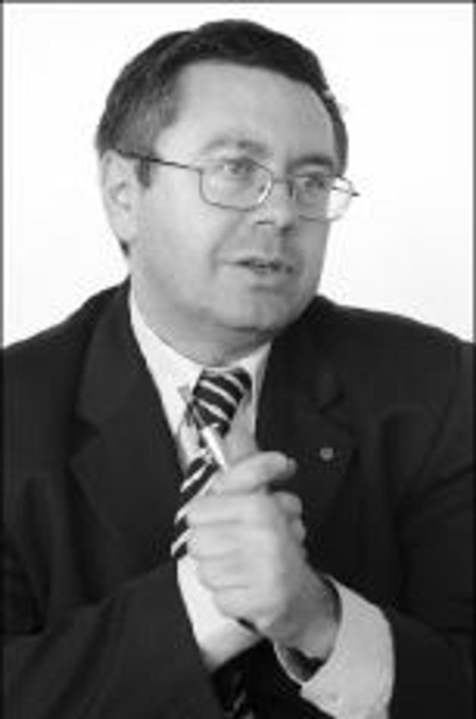 Imrich Fekete pôsobil do roku 2002 v Slovenskej poisťovni ako viceprezident pre poistenie. Dnes obhajuje záujmy všetkých poisťovní ako riaditeľ Slovenskej kancelárie poisťovateľov.