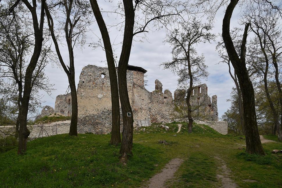 Oponický hrad na dohľad