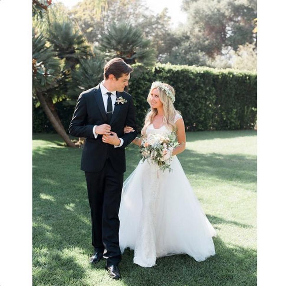 Obrázok z: http://hollywoodlife.com/2014/09/09/ashley-tisdale-married-christopher-french-wedding-dress/