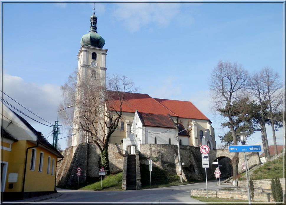 Opevnený katolícky kostol na návrší v strede Čachtíc