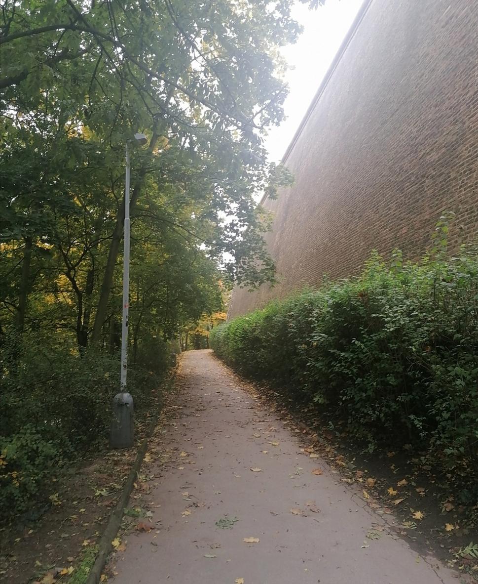 cesta popod hradby