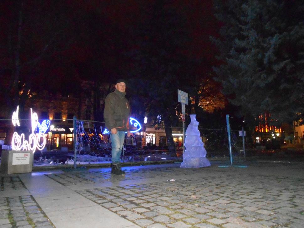 Ľadová socha pred hrajúcou fontánou medzi Dómom svätej Alžbety a divadlom