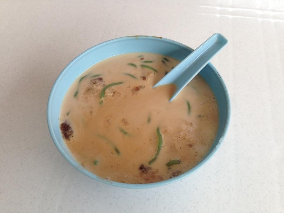 Spomínaný cendol, čo sú rezenca s ľadom a kokosovým mliekom a fazuľkami. Je to dosť sladké, takže skôr taký dezert