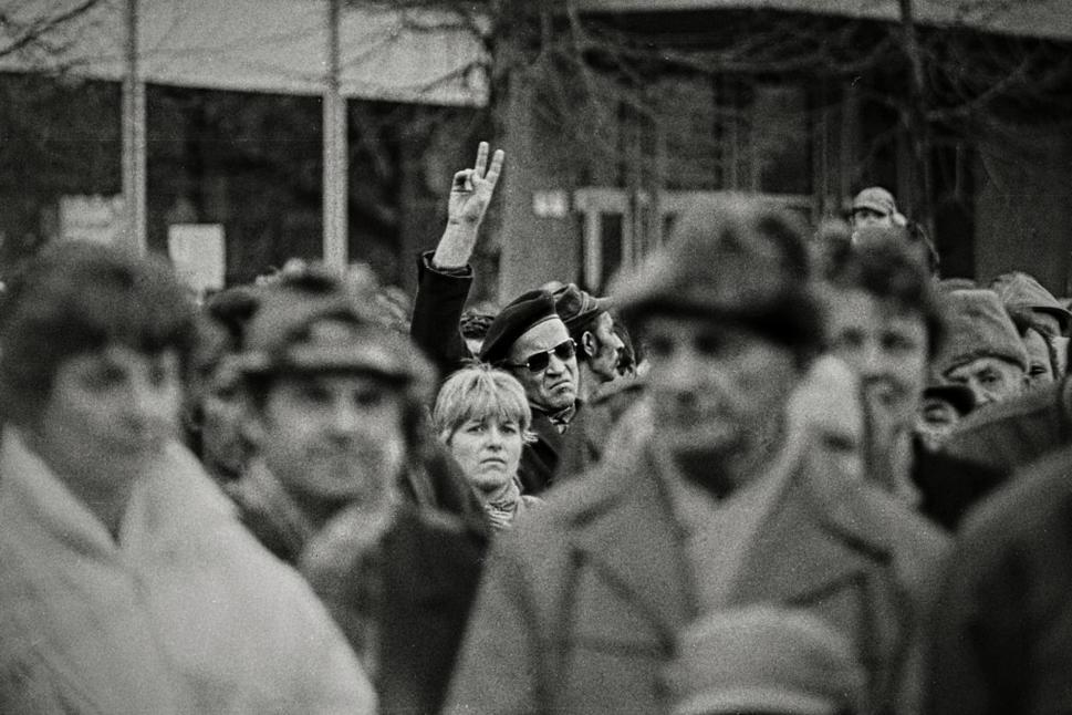 • Víťazíme! • Demonštrácia v Nových Zámkoch, 27. december 1989. •