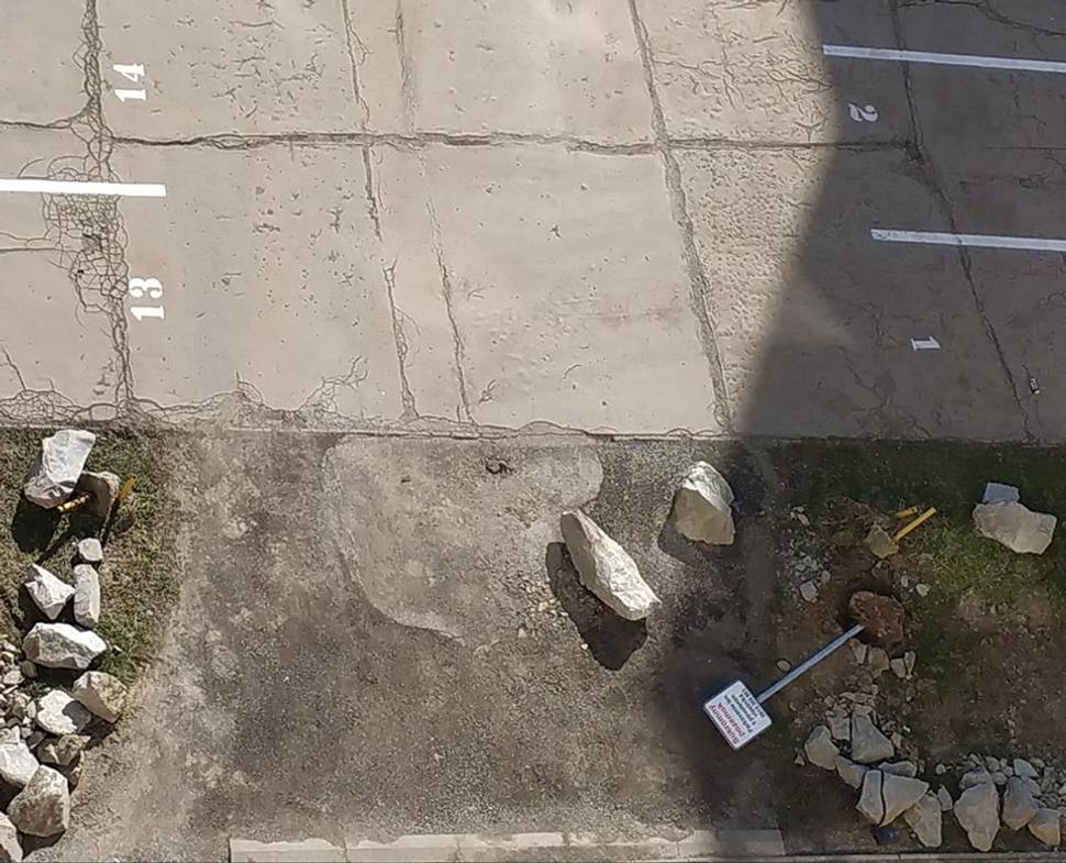 Na nelegálne ohradenom "parkovisku" sa prejavil aj vandalizmus