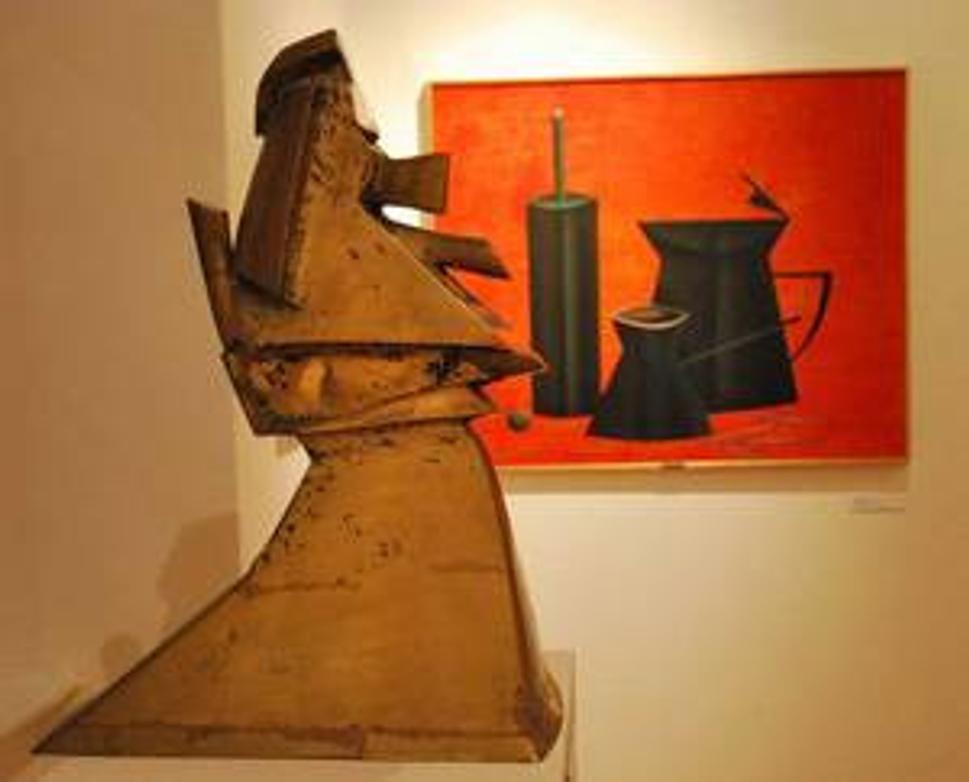 Andrej Rudavský - Postava I., 1968-1988, bronz; v pozadí Andrej Barčík, Zátišie s konvicou, 1950 - 1970, olej, koláž, sololit