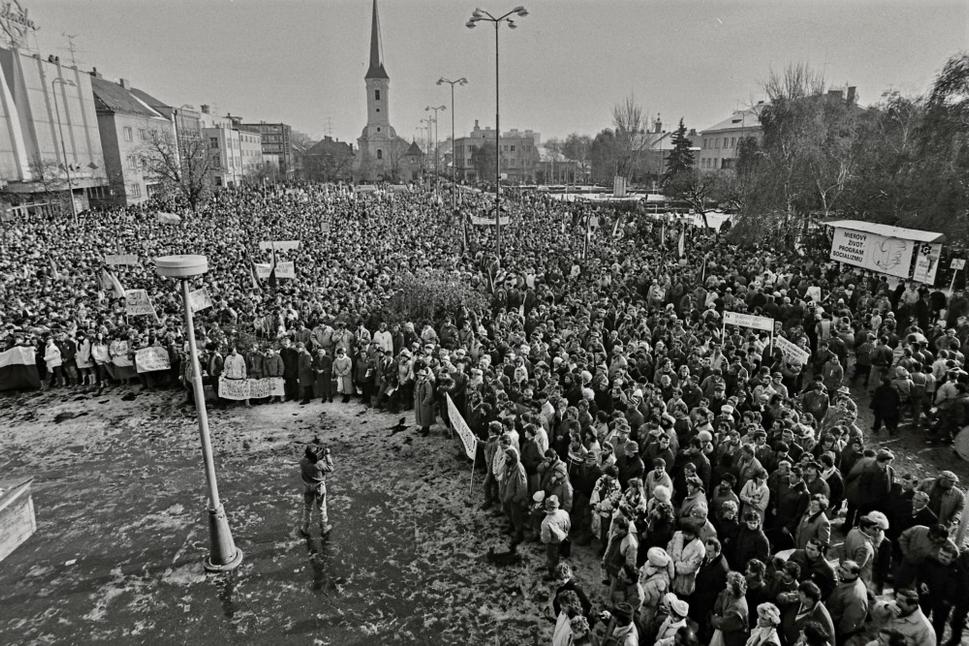 • Generálny štrajk, Nové Zámky, 27. november 1989. •