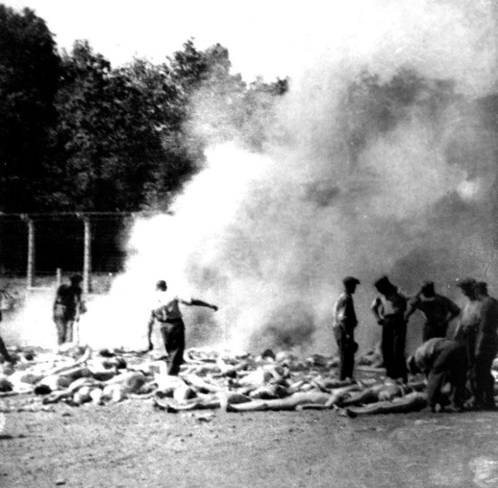 Súčasť nemeckých dejín: koncentračný tábor Auschwitz - Oświęcim. Spaľovanie tiel mŕtvych väzňov, zajatcov na otvorenom priestranstve v čase keď kremačné pece kapacitne nepostačovali.