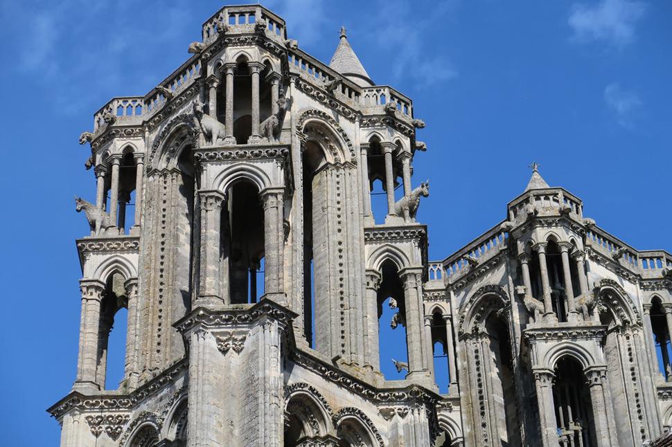 Zázrak s volmi. Veže katedrály zdobia monumentálne sochy volov, umiestnené tam z vďaky.