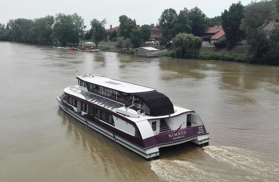 Výletná loď na Bodrogu.