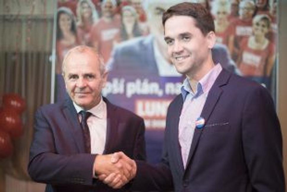 Otec a syn Lunterovci počas víťaznej volebnej noci v novembri roku 2017