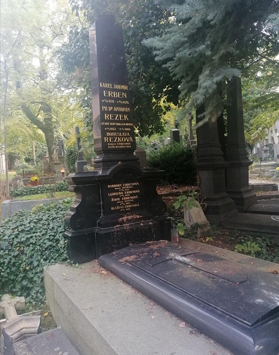 Na topole nad jezerem, seděl vodník podvečerem. Sviť, měsíčku, sviť, ať mi šije niť...