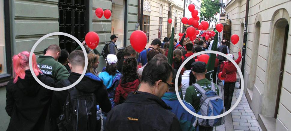 Protestné akcie organizácií hlásiacich sa ku kresťanstvu lákajú svojimi myšlienkami aj členov národne pravicovej strany Ľudová strana Naše Slovensko. Pravicový extrémizmus a kresťanstvo majú k sebe v otázkach rodiny príliš blízko. V oboch prípadoch sa jedinec musí výrazne podriadiť spoločenským potrebám.