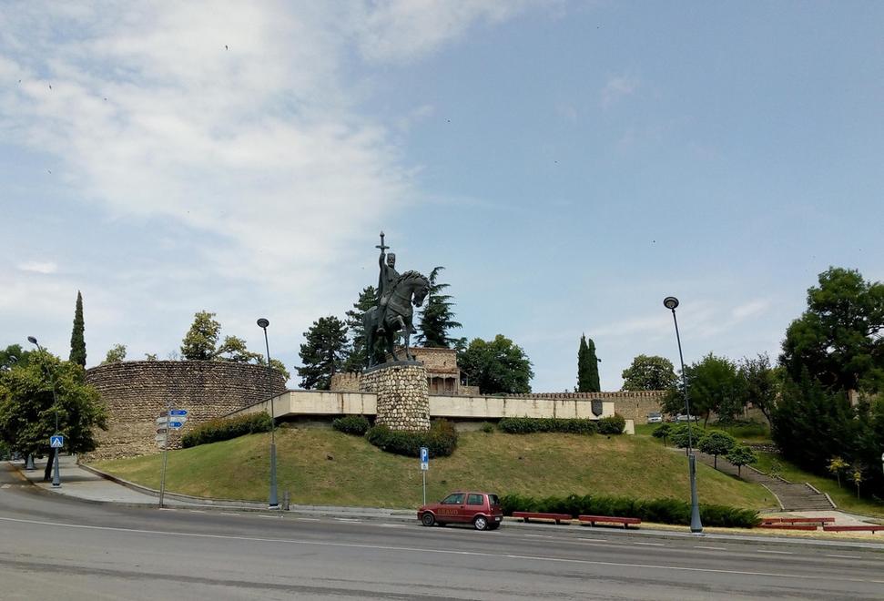 socha kráľa (Erekle II.), ktorý dal postaviť hradby aj v Telavi, nesmie chýbať