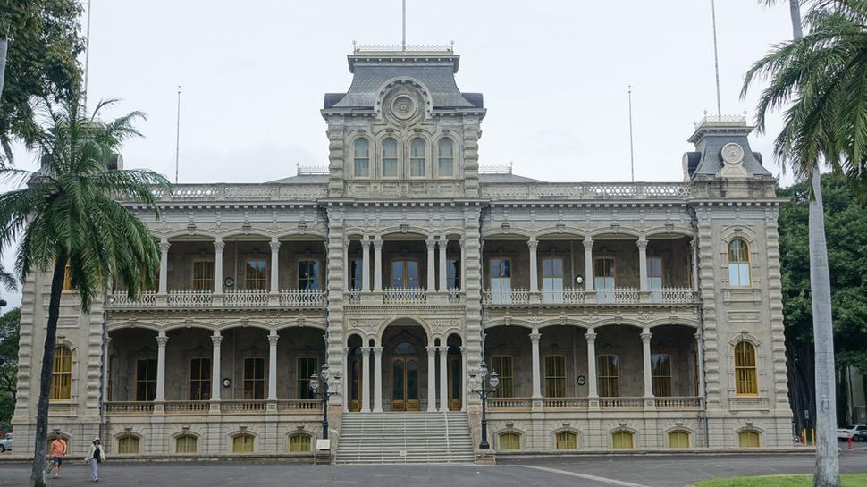 Kráľovský palác Iolani v Honolulu postavený v roku 1882 v havajskej renesančnej architektúre. Autor fotografie: Ľubor Šešera. Licencia: CC BY-SA 4.0.