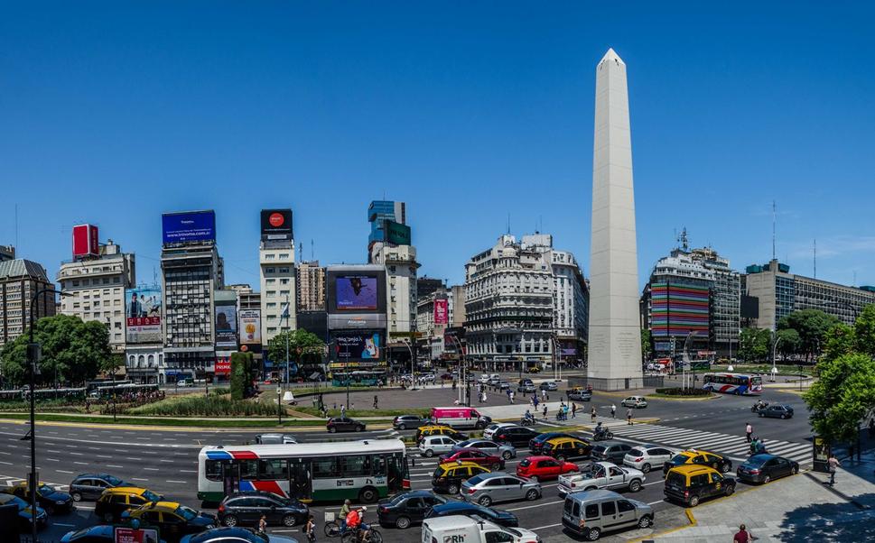 Plaza de la República sa pýši týmto 71-metrovým obeliskom, na ktorý bol v roku 2005 nasadený gigantický ružový kondóm ku Svetovému dňu AIDS.