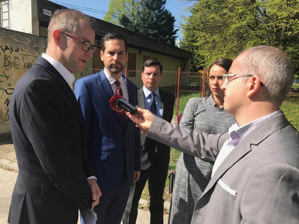Proti predaju je aj vicestarosta mestskej časti Petržalka Ján Bučan (vľavo) a poslanec BSK za Petržalku Eduard Demel (tretí zľava).