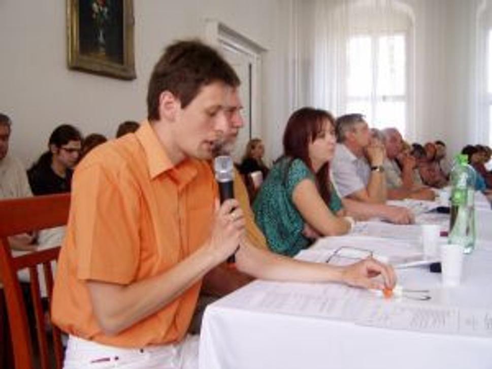 Poslanec Pavol Petrovič odmieta oslavovať, ľudia sú bez výplat.