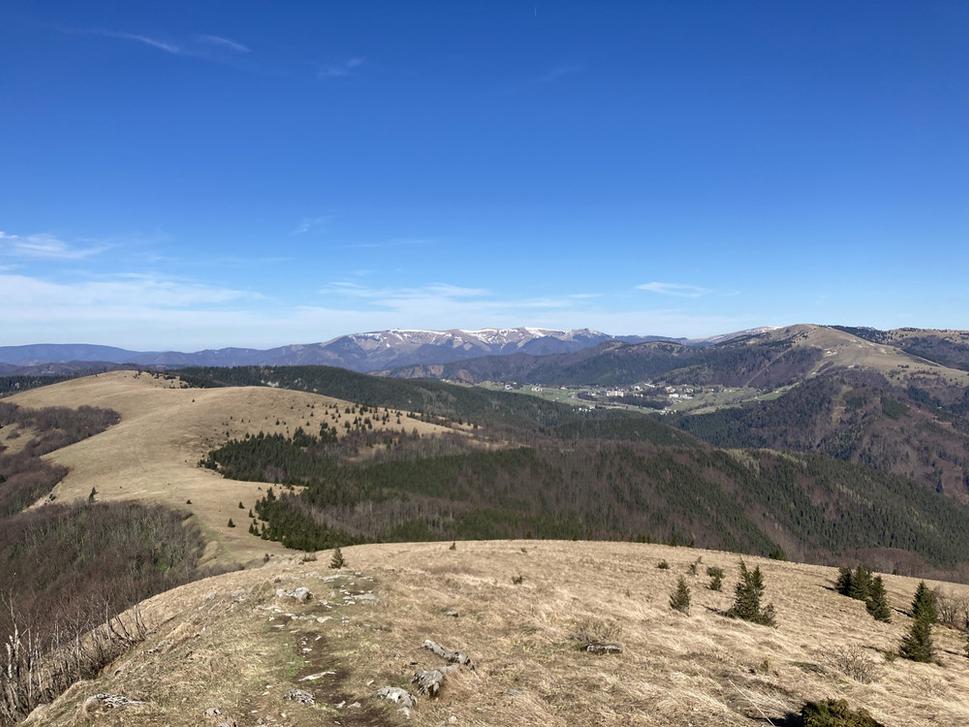 Obzretie za sebou... Kozí chrbát s pohľadom na Kečku, Donovaly, vrch Zvolen a Veľkú fatru.