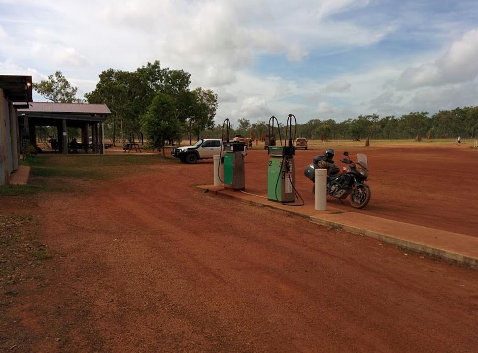 Benzínová pumpa Bramwell Roadhouse, ktorá sa nachádza približne 200 km od najsevernejšieho bodu kontinentálnej Austrálie. Aj tu obsluhu tvorili prevažne backpackeri.