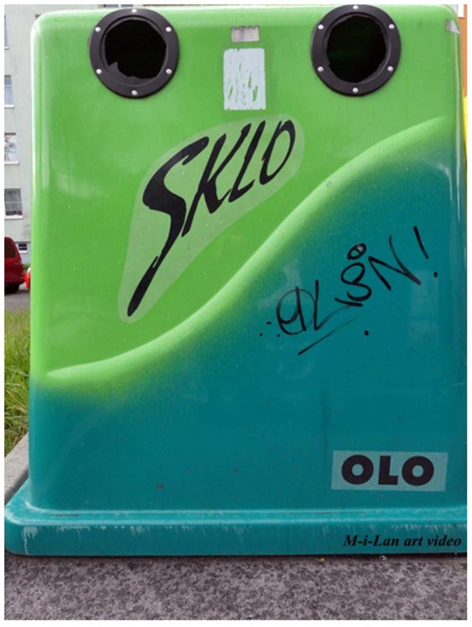 Zelený kontajner na SKLO