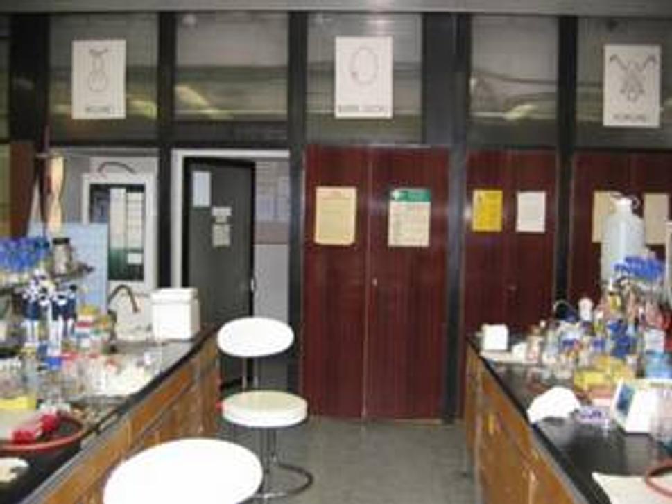 Nahliadnime do laboratórií...