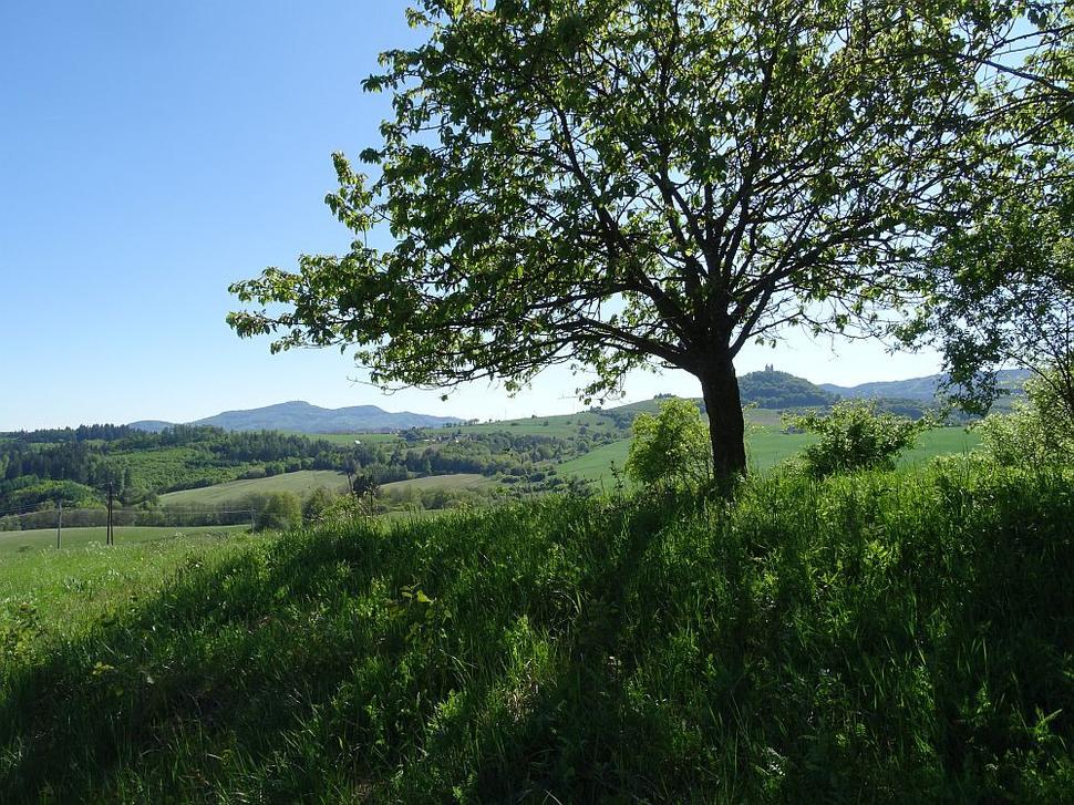Pohľad z Varty nad Banskou Belou na pozície vartoviek na Sitne a banskoštiavnickej kalvárii.