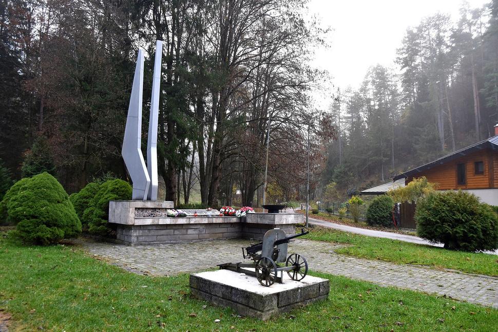 pamätník pri ústí dvoch dolín
