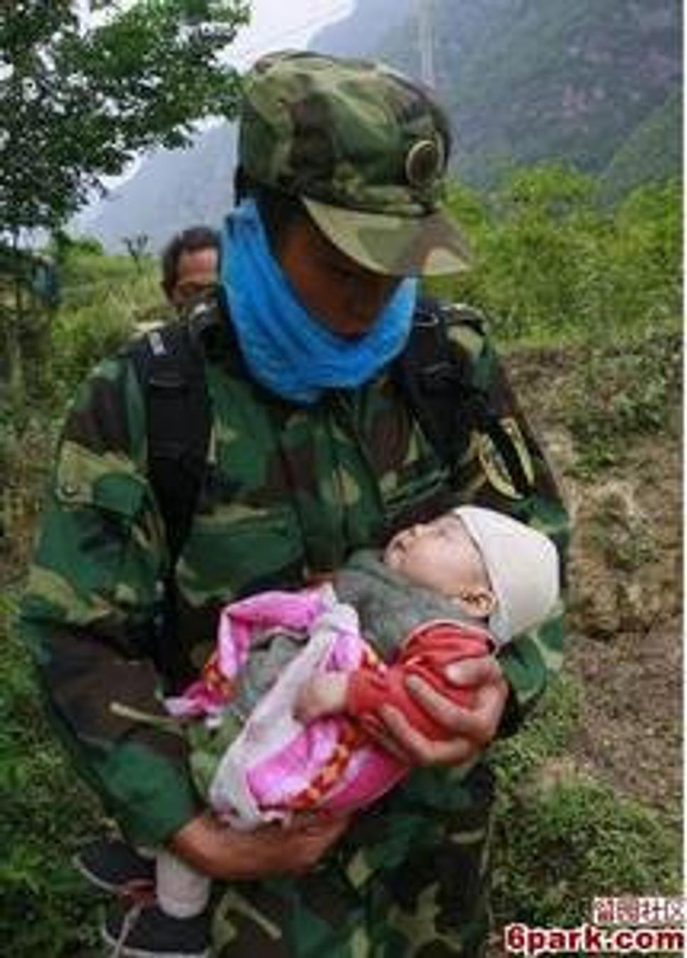 Práve toto malieké bábätko viaka svojej najmilovanejšej mamieke, v sníeku sa rozlúeil so smr?ou,aj so svojou jedinou mamiekou.Ale verím, že láska od mamieky ho sprevádza celý život. Úbohé bábätko...
