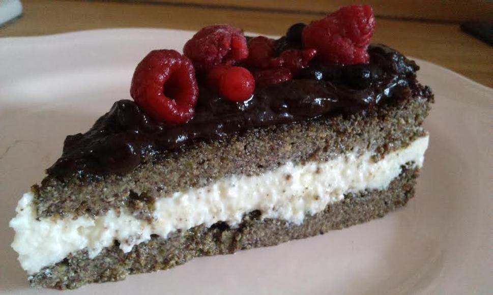 Kelovo maková torta s tvarohovým krémom a čokoládovým ganache