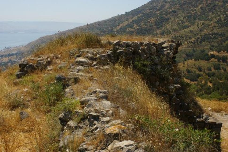 Byzantská mestská hradba dosahovala na hore Bereniké svoj najzápadnejší a najvyšší bod. Lomila sa tu na severovýchod a popri chráme viedla do údolia.