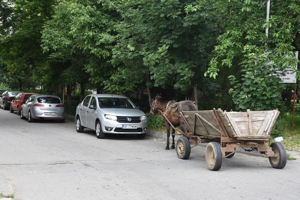parkovanie :) mimochodom, takýto typ dopravy je v Rumunsku úplne bežný