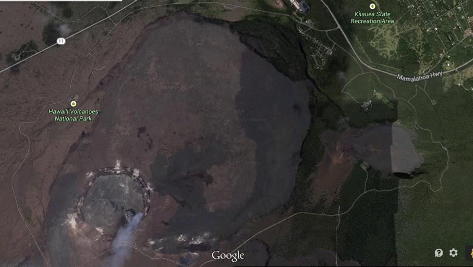 Ešte raz Google Maps. Takto vyzerá sopečný park zvrchu. Vľavo je Halema’Uma a vpravo sa nachádza menšia sopka Kilauea Ika Tie rôzne odtiene čiernej symbolizujú rôzne explózie sopky, ktorých bolo niekoľko a tok lávy.
