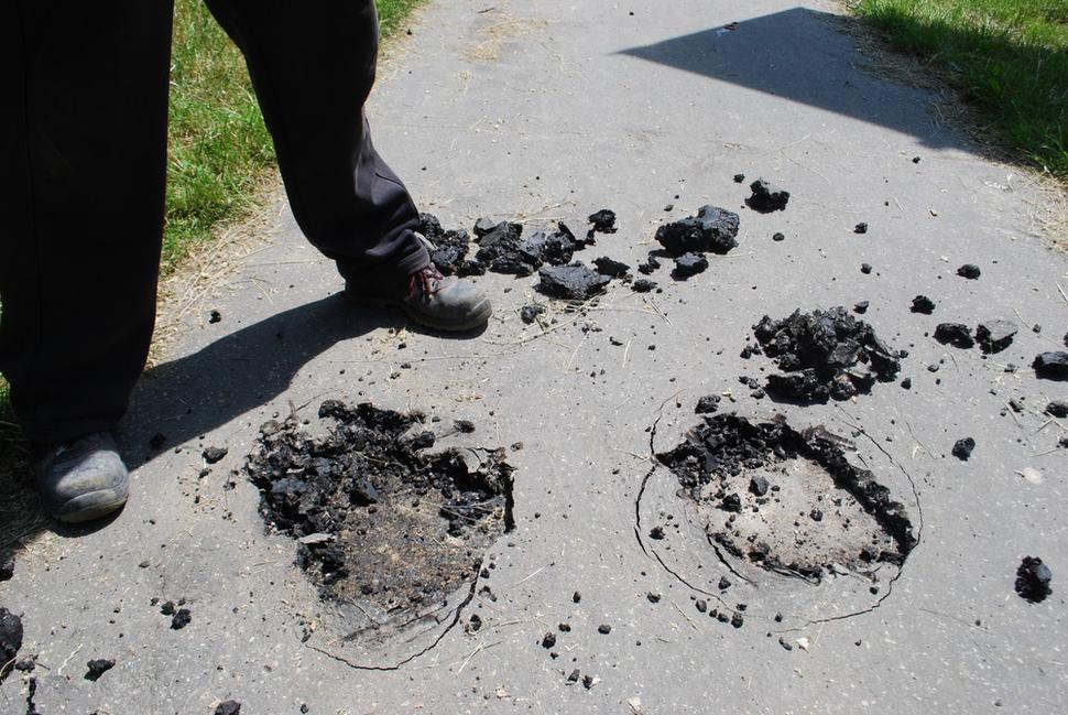 Krtince po rozbití a pred vyplnením novým materiálom.