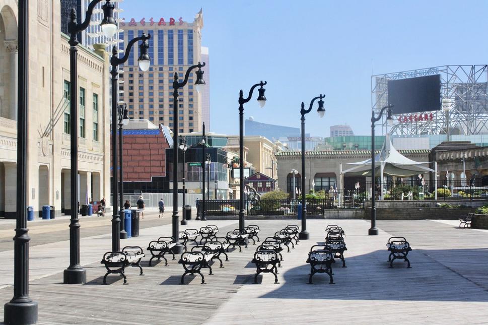 Námestie pred historickou Boardwalk Hall, v kt. sa konajú kultúrne a športové podujatia a kde je umiestnený najväčší hudobný nástroj na svete.