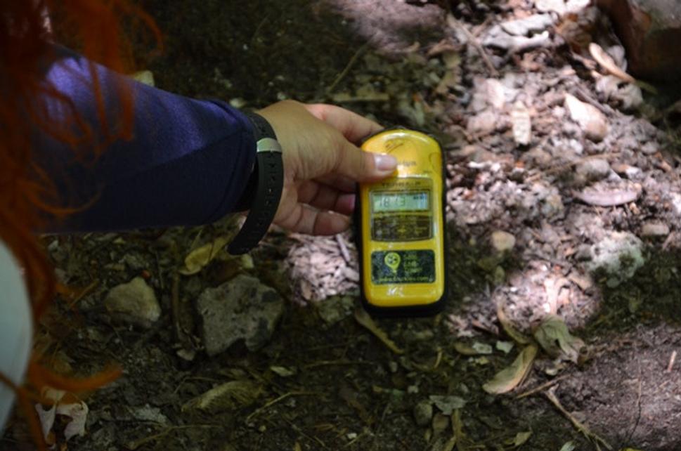 Dozimeter ukazuje hodnotu 18,13 µSv/h