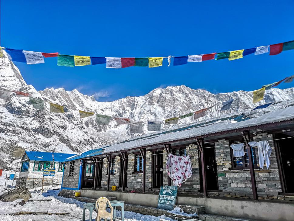 Base kemp Annapurna a v pozadí jeho hlavný aktér Annapurna I.