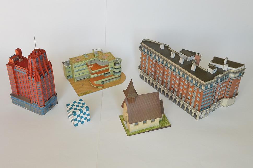 Zľava: Park Hotel - Šanghaj (1:400), Zelený dom - Šanghaj (1:200), Kaplnka Panny Márie Kráľovnej - Vyhne (1:100), Normandie Apartments - Šanghaj (1:300)